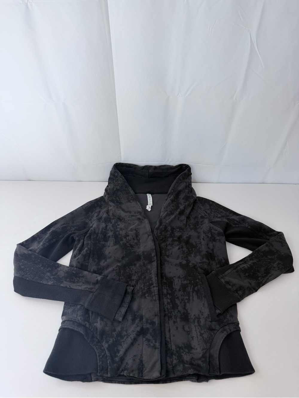 Lululemon women’s size 10 to class button down sweater
